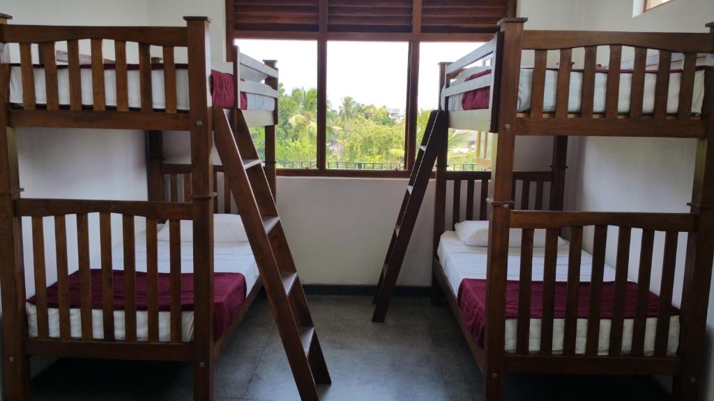 Номер (Кровать в общем 4-местном номере для мужчин и женщин) хостела Hitchhike Backpackers, Дехивала-Маунт-Лавиния