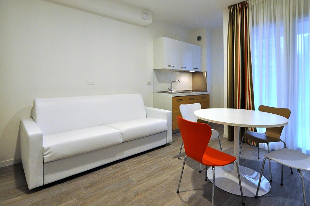 Апартаменты (Апартаменты с 3 спальнями и балконом) апарт-отеля BB Hotels Aparthotel Arcimboldi, Милан