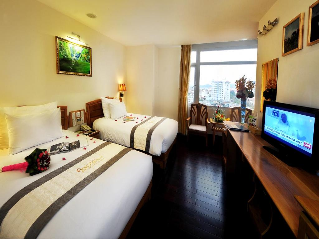 Двухместный (Двухместный номер Делюкс с 1 кроватью или 2 отдельными кроватями, вид на город) отеля Romance Hotel, Хюэ