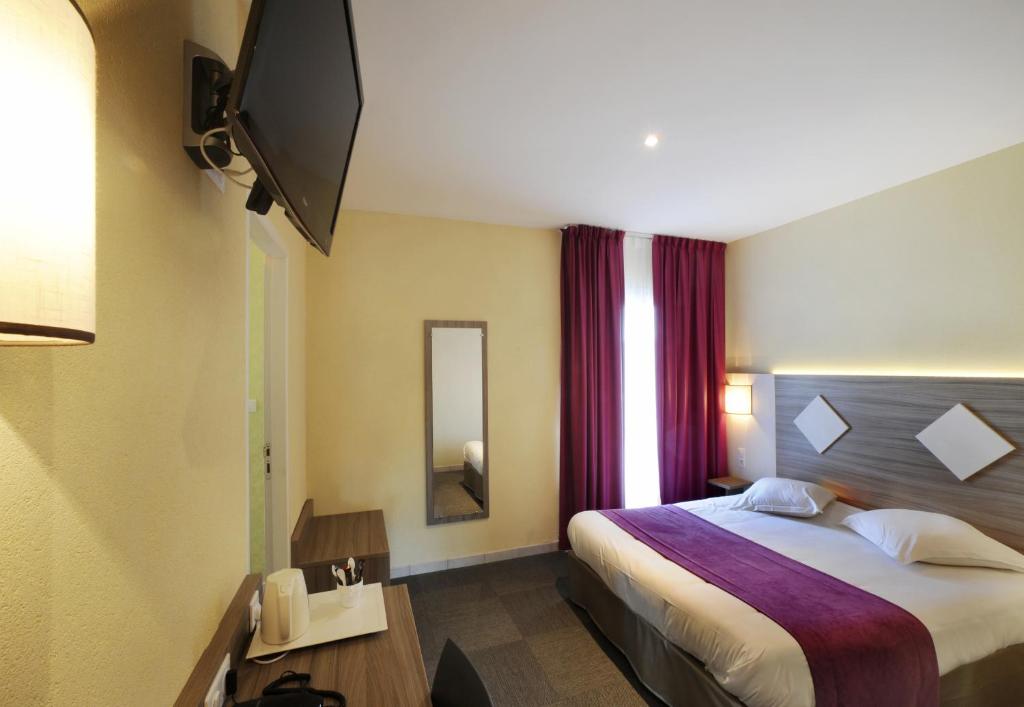 Двухместный (Улучшенный двухместный номер с 1 кроватью) отеля Comfort Hotel Saintes, Сент