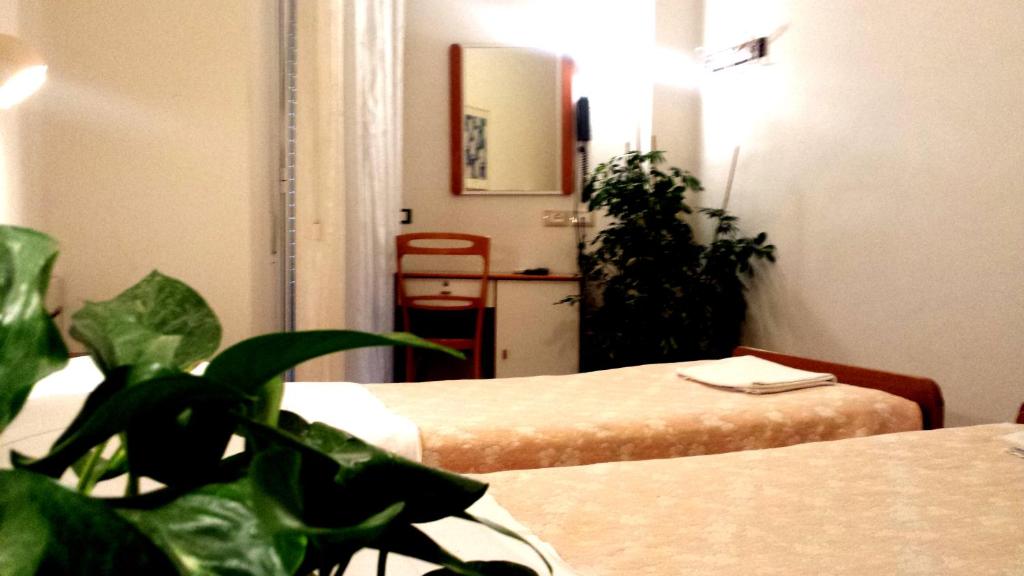 Двухместный (Двухместный номер с 1 кроватью или 2 отдельными кроватями и балконом) отеля Hotel Galles Rimini, Римини