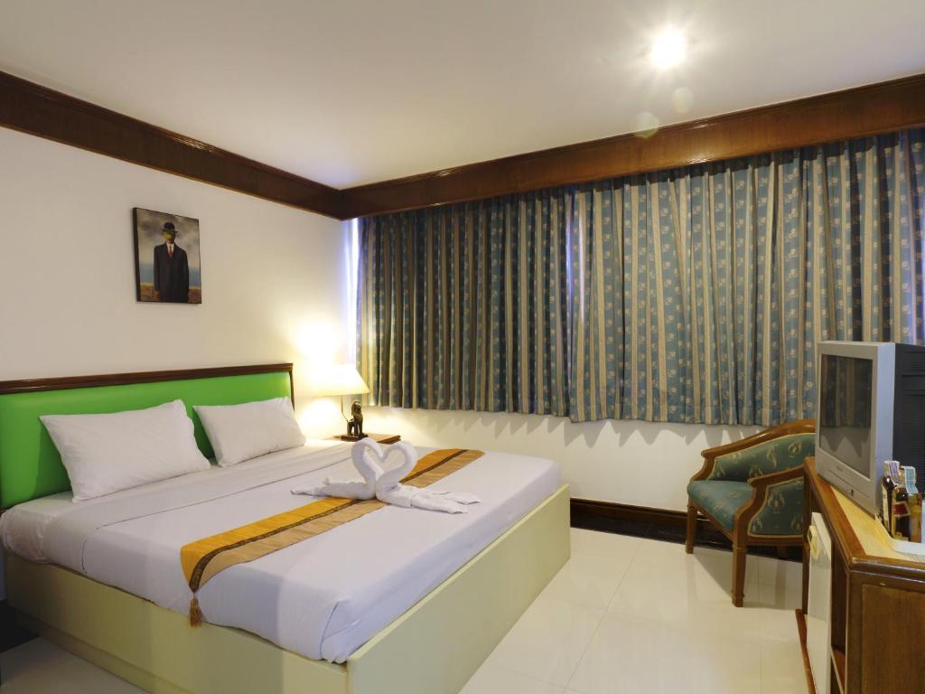Двухместный (Улучшенный двухместный номер с 1 кроватью или 2 отдельными кроватями) отеля Silom Avenue Inn, Бангкок