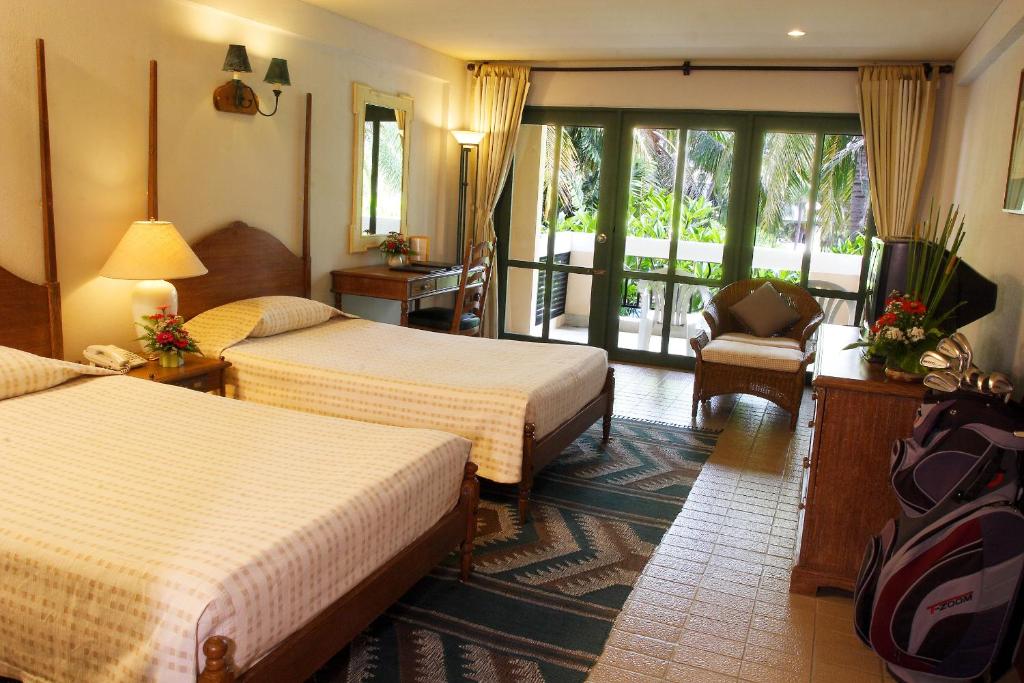 Двухместный (Улучшенный двухместный номер с 1 кроватью или 2 отдельными кроватями) курортного отеля Lake View Resort and Golf Club, Пхетчабури