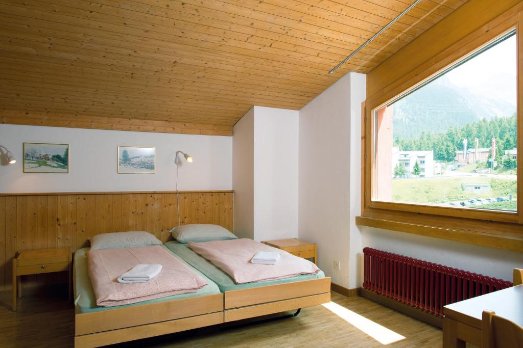Двухместный (Двухместный номер с 2 отдельными кроватями и общей ванной комнатой) хостела Pontresina Youth Hostel, Санкт-Мориц