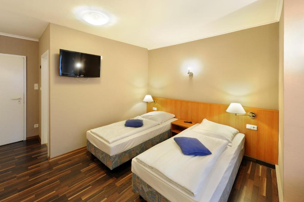 Трехместный (Двухместный номер с 2 отдельными кроватями и дополнительной кроватью) отеля Fair Hotel Villa Diana, Франкфурт-на-Майне