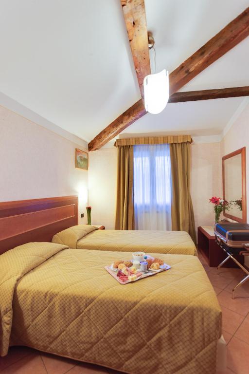 Двухместный (Двухместный номер с 1 кроватью или 2 отдельными кроватями и базовыми удобствами) отеля Hotel Mia Cara, Флоренция