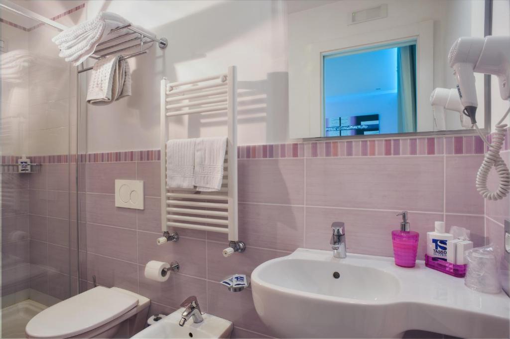 Двухместный (Улучшенный двухместный номер с 1 кроватью или 2 отдельными кроватями и террасой) отеля Tasso Suites, Сорренто