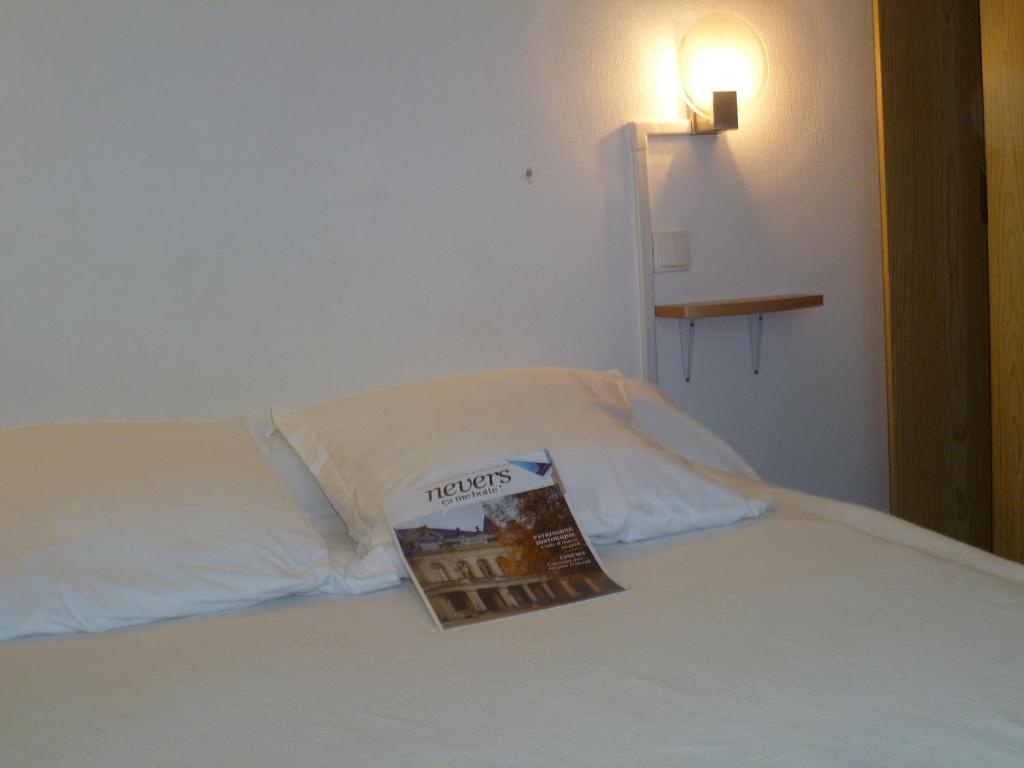 Трехместный (Triple Room with Shared Bathroom and Toilets), Hôtel Beauséjour Nevers