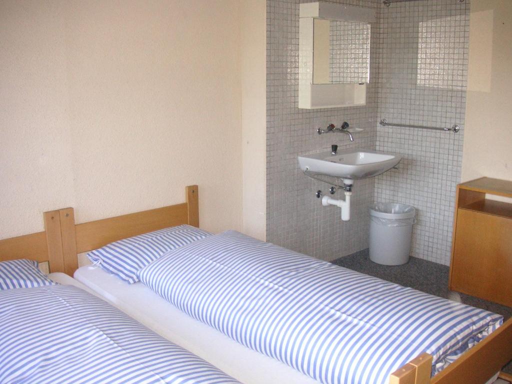 Трехместный (Трехместный номер с общей ванной комнатой) хостела Ruderhaus Garni, Санкт-Галлен