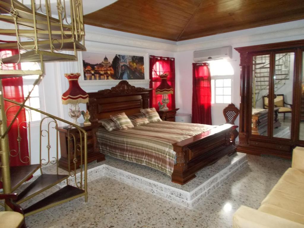 Сьюит (Люкс с кроватью размера «king-size» в пентхаусе, вид на океан) гостевого дома Castillo Romano, Лас-Терренас