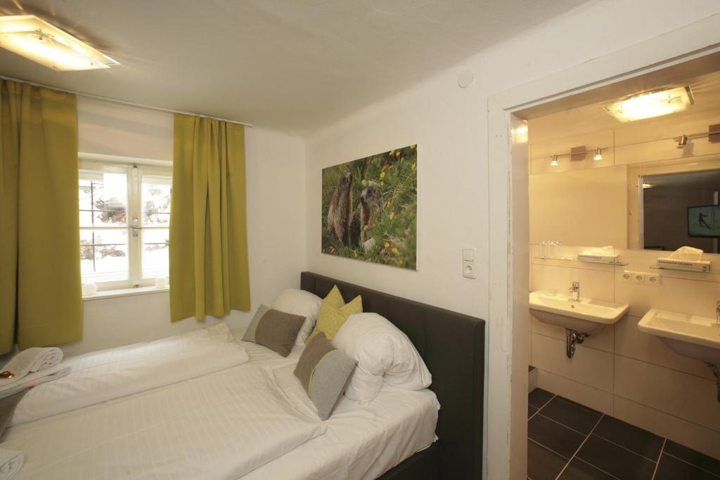 Двухместный (Двухместный номер с 1 кроватью - Цокольный этаж) гостевого дома Haus Edelweiss with sauna, Целль-ам-Зе