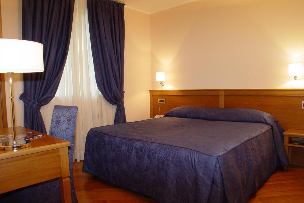 Двухместный (Улучшенный двухместный номер с 1 кроватью или 2 отдельными кроватями) отеля Hotel Iris, Генуя