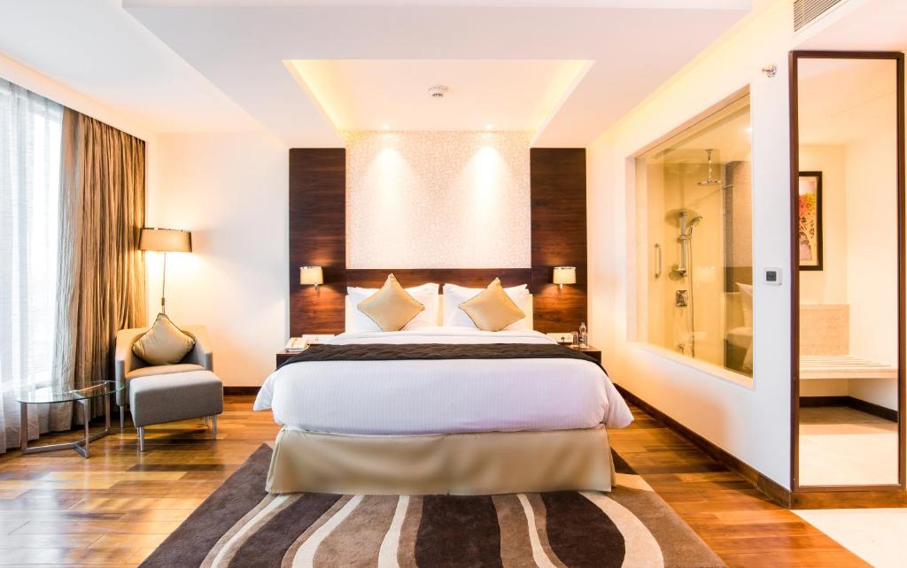 Двухместный (Номер Делюкс с кроватью размера «king-size») отеля Howard Johnson Bengaluru Hebbal, Бангалор