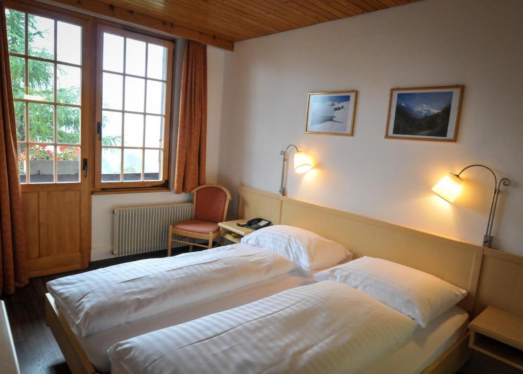 Двухместный (Стандартный двухместный номер с 1 кроватью и дополнительной кроватью) отеля Hotel Alpenruh, Лаутербруннен