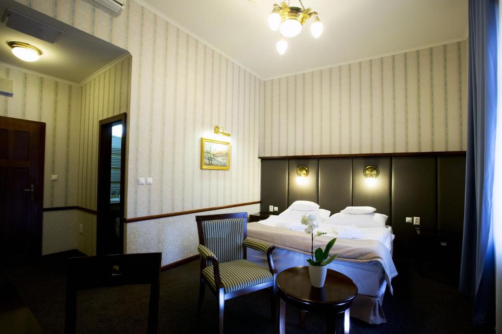 Двухместный (Двухместный номер Делюкс с 1 кроватью) отеля Hotel Golden Eagle, Подгайска