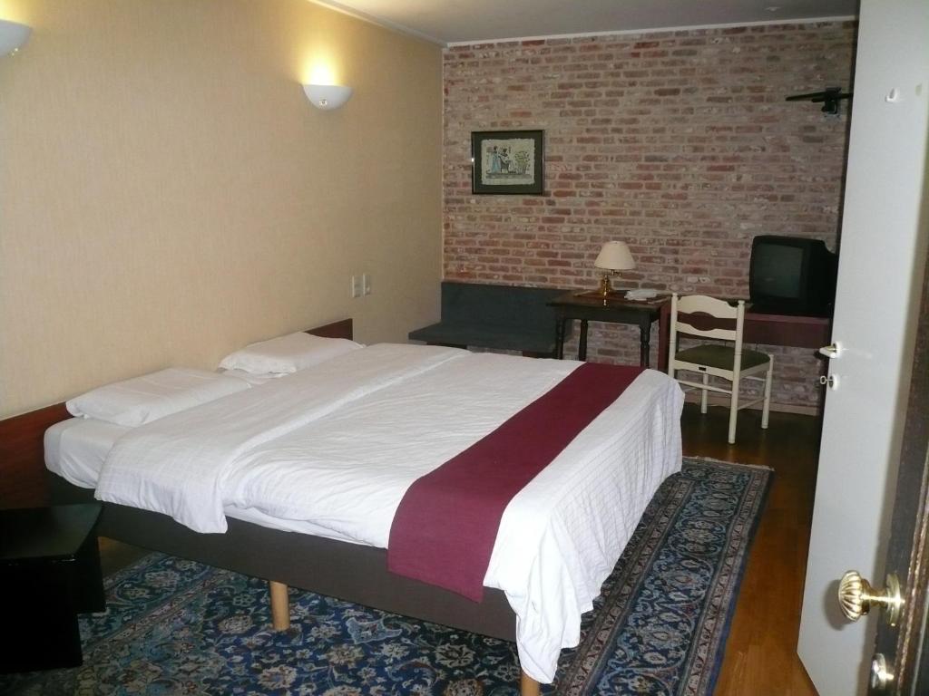 Двухместный (Стандартный двухместный номер с 2 отдельными кроватями) отеля Hotel La Barakka, Алст