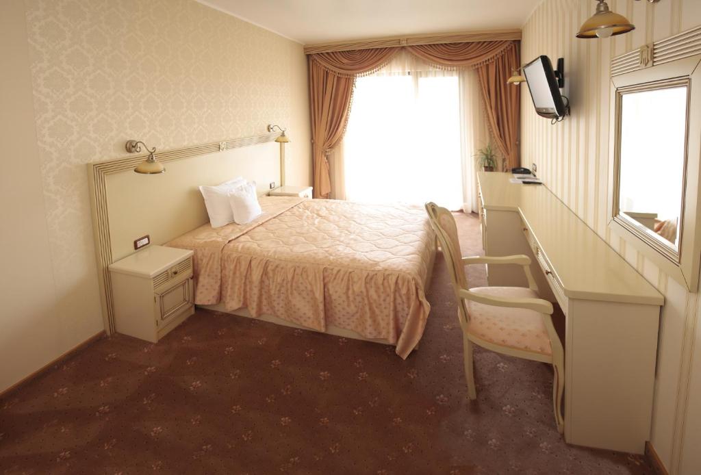 Двухместный (Улучшенный двухместный номер с 1 кроватью или 2 отдельными кроватями и балконом) отеля Majestic Hotel & Restaurant, Яссы