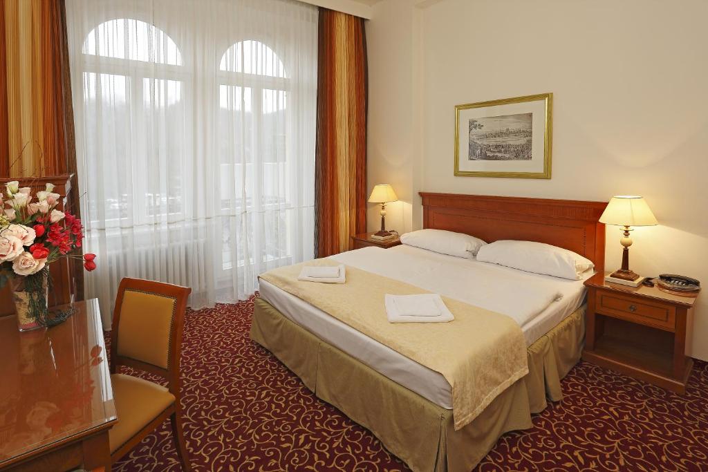 Двухместный (Двухместный номер «Комфорт» с 1 кроватью и балконом) отеля Romania, Карловы Вары