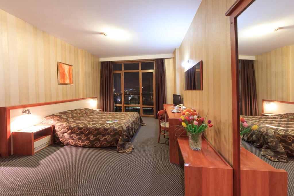 Двухместный (Двухместный номер с 1 кроватью или 2 отдельными кроватями - Бесплатная парковка) отеля Business Hotel Premier, Велико-Тырново