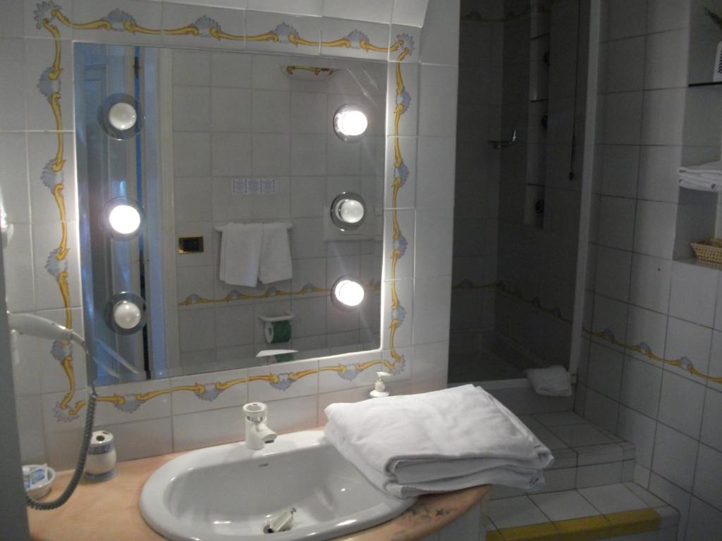 Двухместный (Улучшенный номер с кроватью размера «king-size») гостевого дома Holidays Baia D'Amalfi, Амальфи