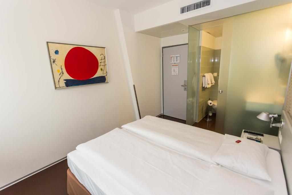 Двухместный (Улучшенный номер с кроватью размера «queen-size») отеля Sorell Hotel Ador, Берн