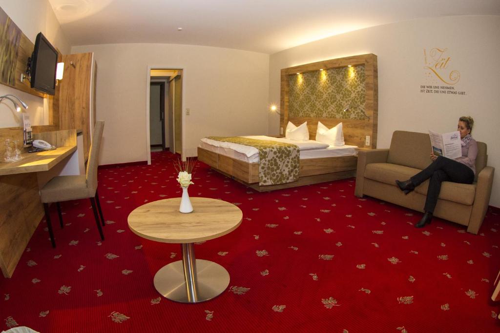 Двухместный (Улучшенный двухместный номер с 1 двуспальной кроватью и диваном) отеля Falk Seehotel Plau am See, Шверин