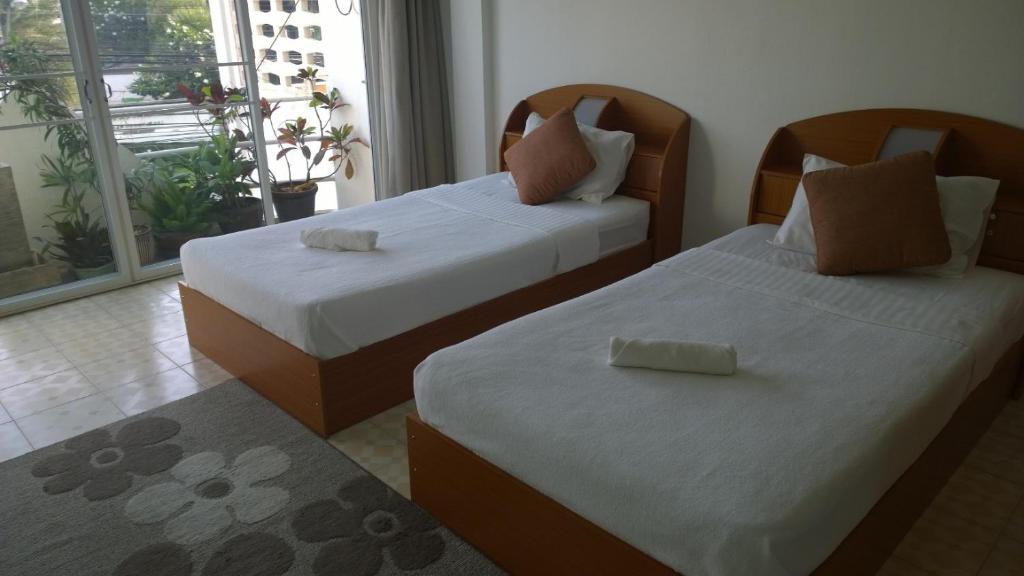 Двухместный (Улучшенный двухместный номер с 2 отдельными кроватями и балконом) отеля Corner Cafe Bed & Breakfast, Хуахин