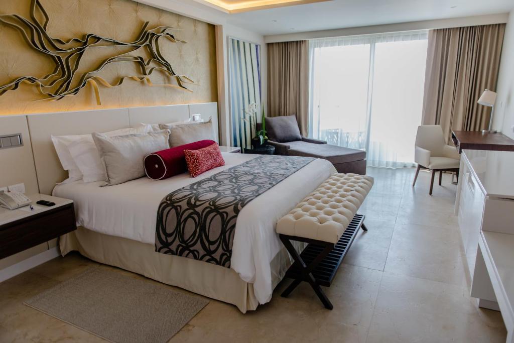 Сьюит (Роскошный Люкс с видом на океан и террасой с гидромассажной ванной) курортного отеля Hideaway at Royalton Riviera Cancun All Inclusive-Adults Only, Пуэрто-Морелос
