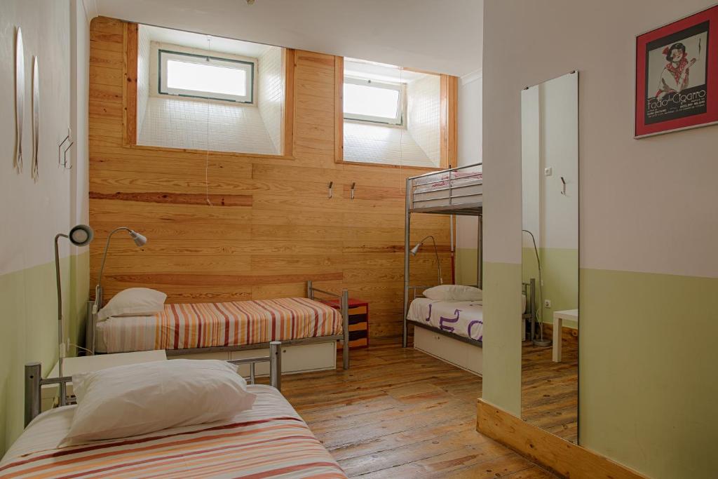 Номер (Односпальная кровать в общем номере для мужчин и женщин (4 взрослых)) хостела This Is Lisbon Hostel, Лиссабон