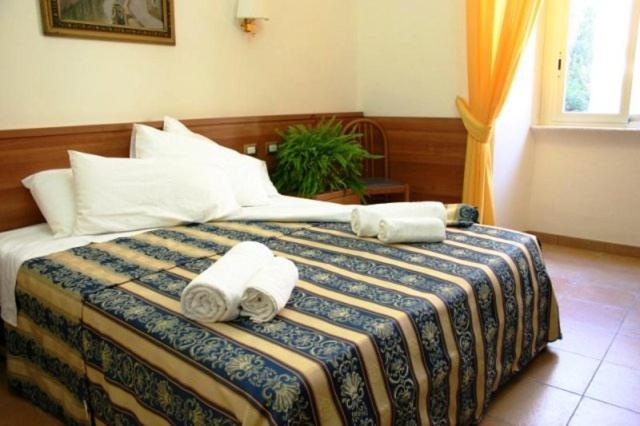 Двухместный (Улучшенный двухместный номер с 1 кроватью или 2 отдельными кроватями) отеля Hotel Bolognese, Рим