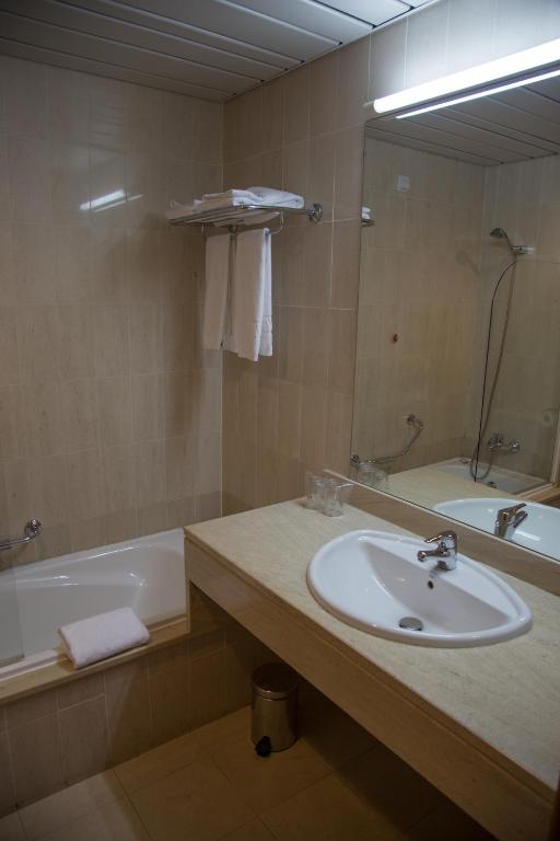 Двухместный (Двухместный номер с 2 отдельными кроватями и видом на город) отеля Hotel Regua Douro, Ламегу