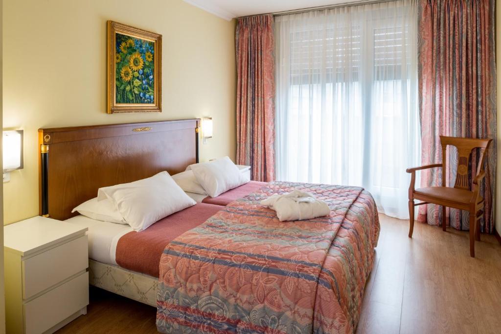 Двухместный (Улучшенный двухместный номер с 2 отдельными кроватями) отеля Hotel Churchill, Женева