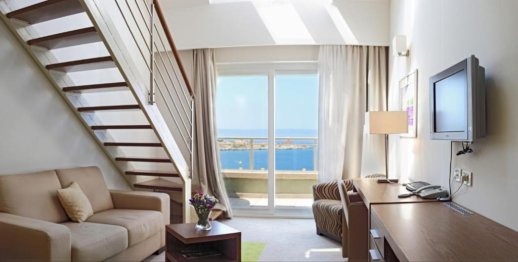 Сьюит (Улучшенный люкс с балконом с видом на море) отеля Hotel Park Makarska, Макарска