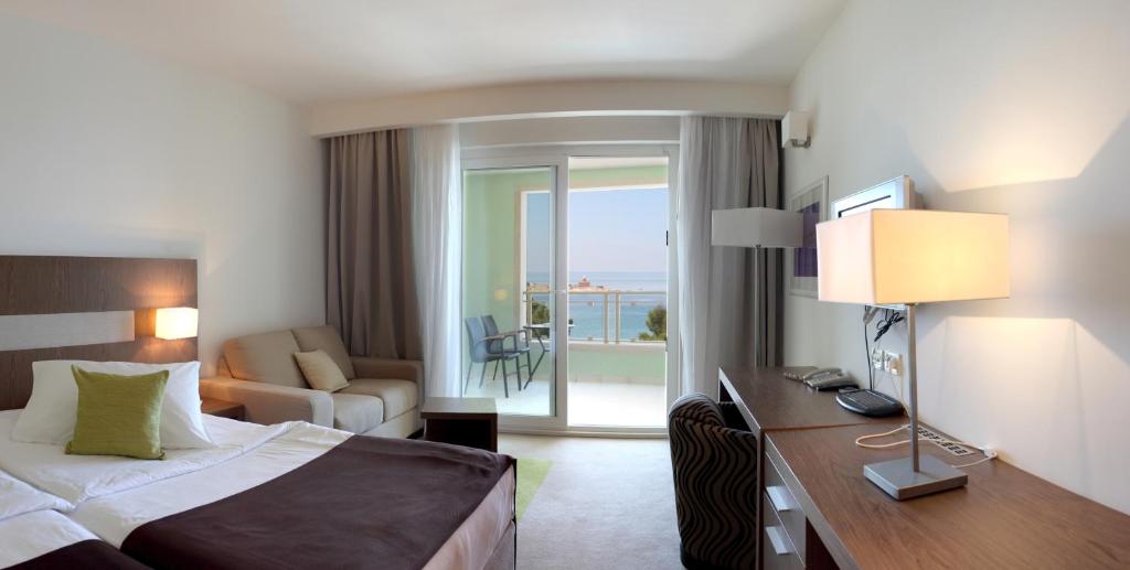 Двухместный (Улучшенный двухместный номер с 1 кроватью и балконом с видом на море) отеля Hotel Park Makarska, Макарска