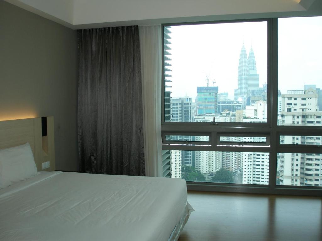 Апартаменты (Family King Suite with Pool View (with Late Checkout)), Eastern Suites @ Times Square KL