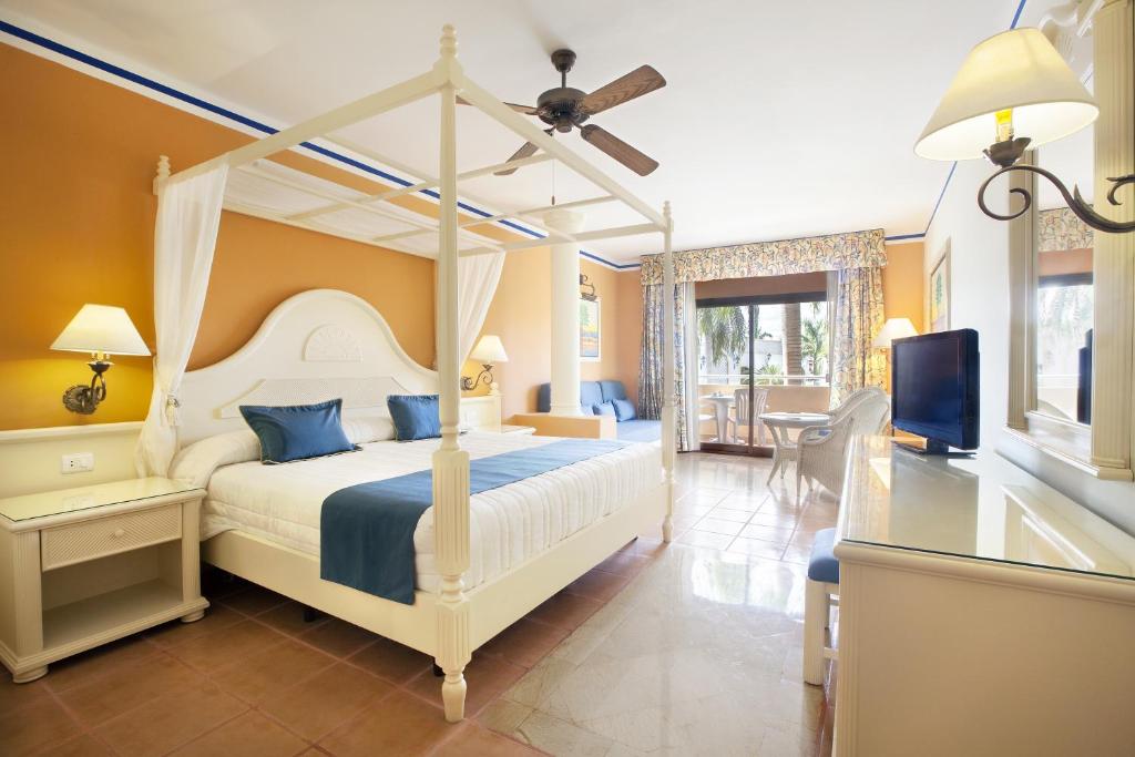 Сьюит (Улучшенный полулюкс (для 1 взрослого и 1 ребенка)) курортного отеля Grand Bahia Principe Punta Cana, Пунта-Кана