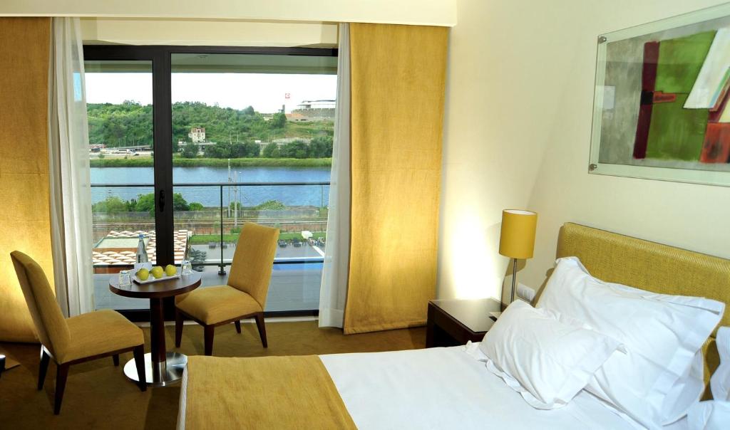 Двухместный (Улучшенный двухместный номер с 1 кроватью и видом на бассейн) отеля Vila Gale Coimbra, Коимбра