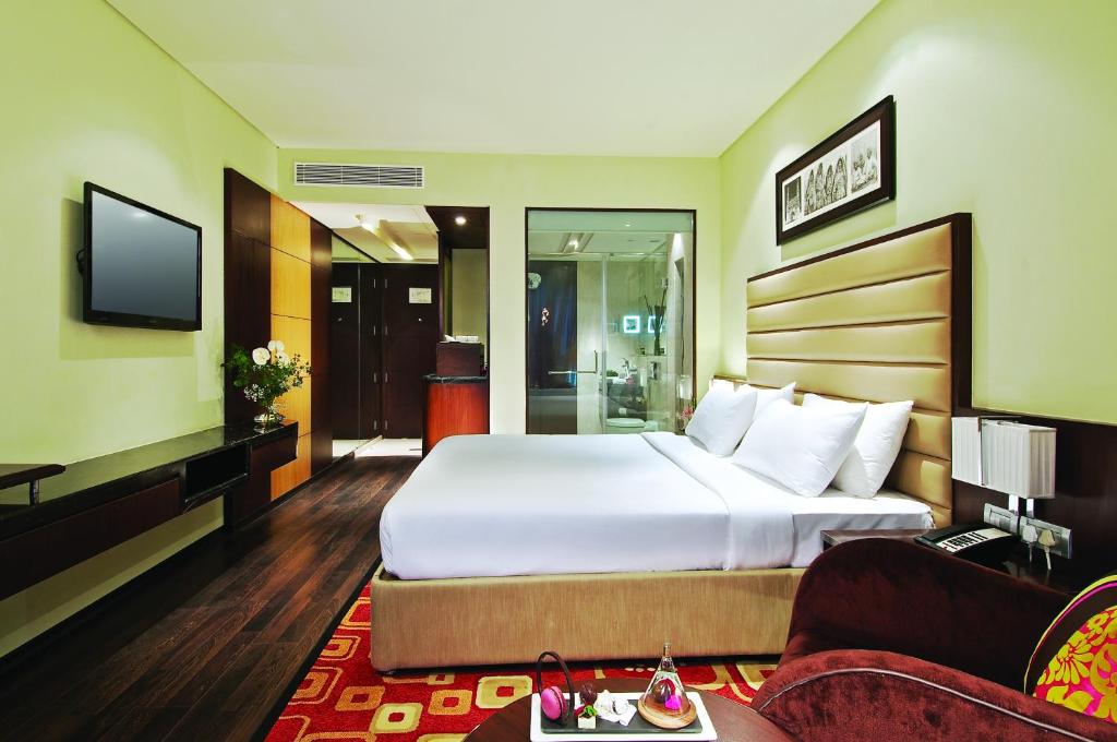 Четырехместный (Улучшенный двухместный номер с 1 кроватью) отеля Vivanta by Taj - Begumpet, Хайдарабад