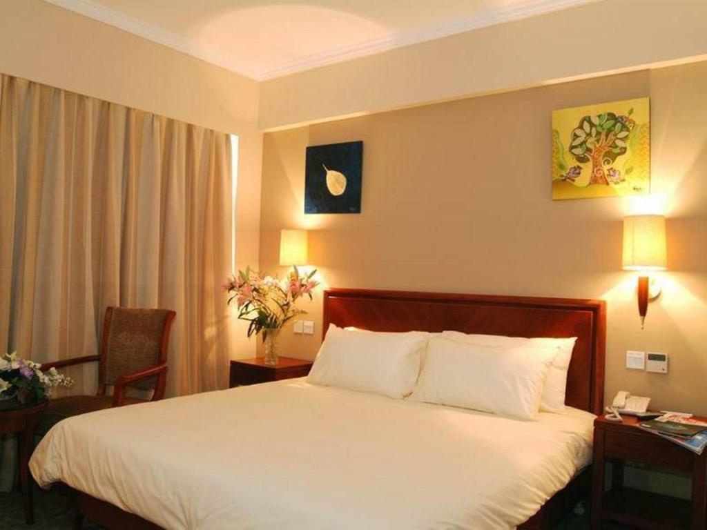 Двухместный (Номер Делюкс с кроватью размера «queen-size») отеля Greentree Inn Shanghai Hongqiao Airport Apartment Hotel, Шанхай