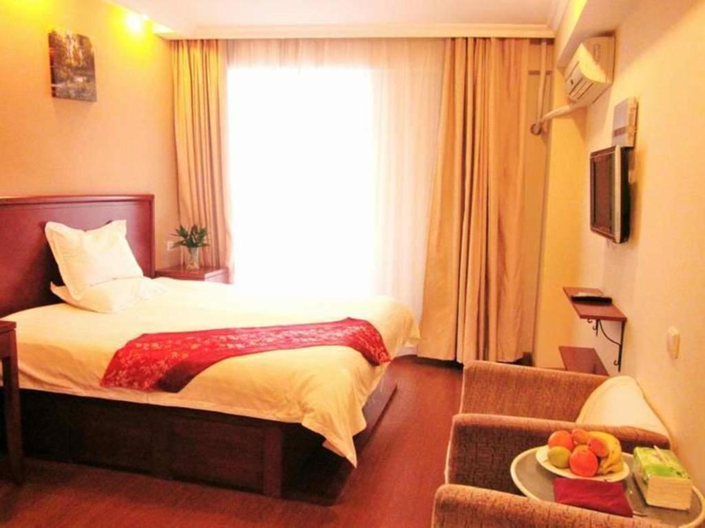 Двухместный (Улучшенный двухместный номер с 1 кроватью) отеля Greentree Inn Shanghai Hongqiao Airport Apartment Hotel, Шанхай