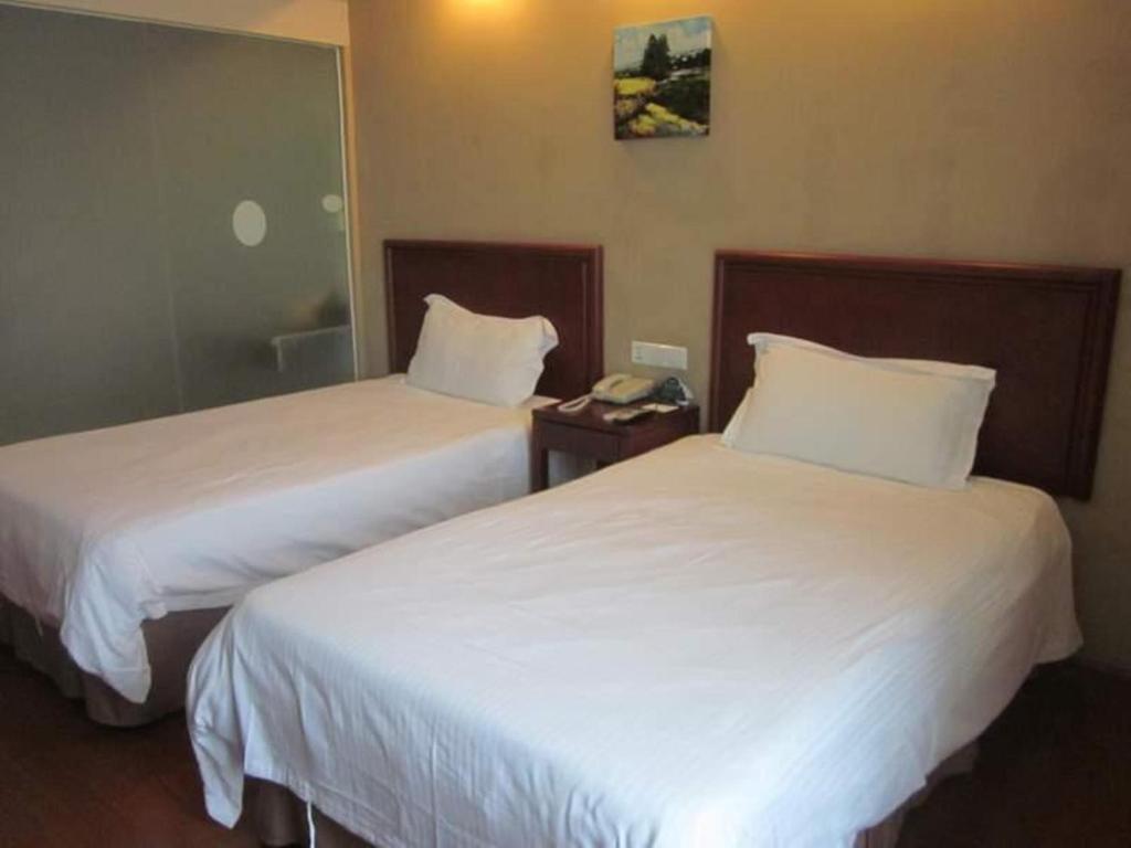 Двухместный (Улучшенный двухместный номер с 2 отдельными кроватями) отеля Greentree Inn Shanghai Hongqiao Airport Apartment Hotel, Шанхай