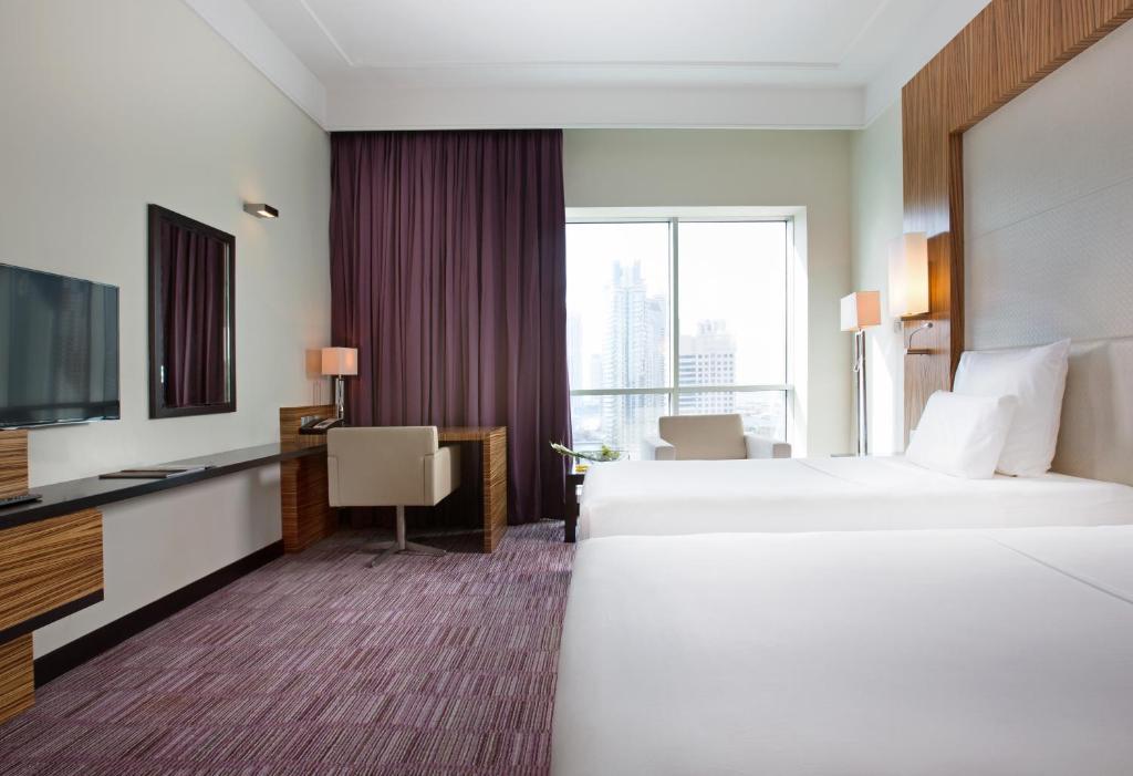 Двухместный (Улучшенный двухместный номер с 2 отдельными кроватями, бесплатный трансфер от/до пляжа) отеля Pullman Dubai Jumeirah Lakes Towers, Дубай