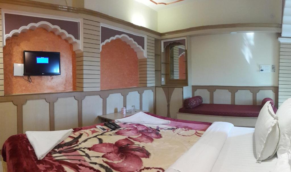 Трехместный (Deluxe Triple Bed Room City View), Hotel Temple On Ganges