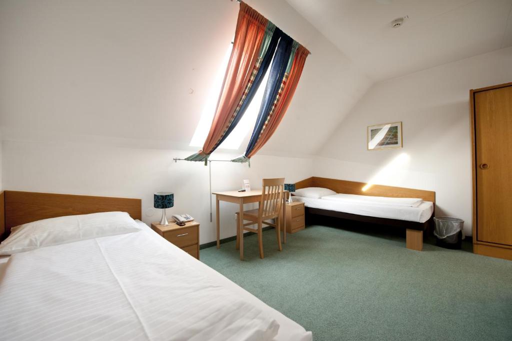 Двухместный (Классический двухместный номер с 2 отдельными кроватями — Мансарда) отеля Hotel Mariahilf, Грац