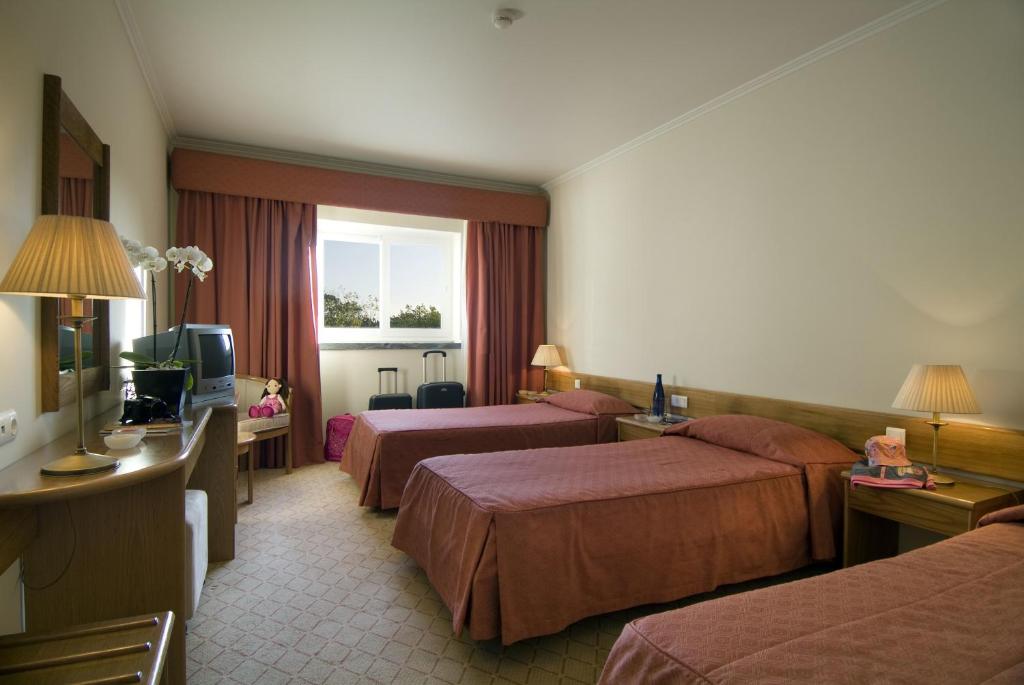 Двухместный (Двухместный номер с 1 кроватью и дополнительной кроватью (для 2 взрослых и 1 ребенка в возрасте до 12 лет)) отеля Hotel Cruz Alta, Фатима