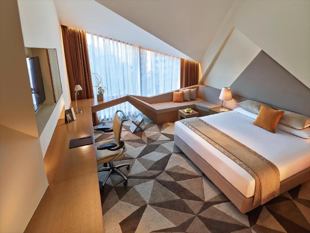 Трехместный (Deluxe Room City View King Bed), Vivanta by Taj Dwarka New Delhi