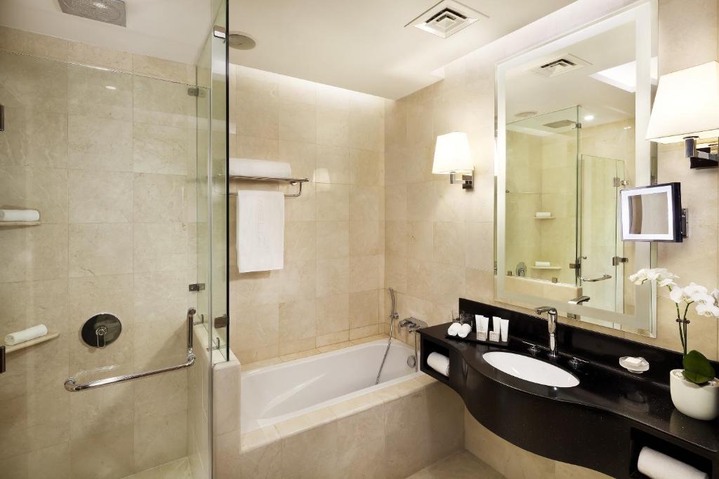 Двухместный (Номер Делюкс с кроватью размера «king-size» или 2 отдельными кроватями) отеля Crowne Plaza Doha West Bay, Доха