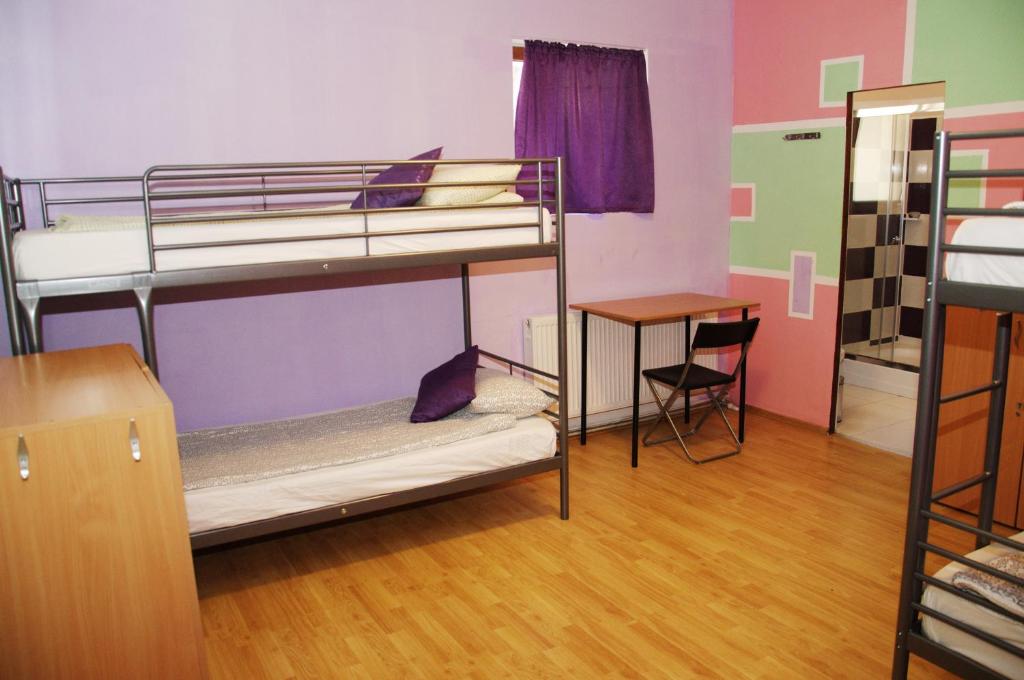 Номер (Кровать в 4-местной общей спальне смешанного типа с отдельной ванной комнатой) хостела JugendStube Hostel, Брашов