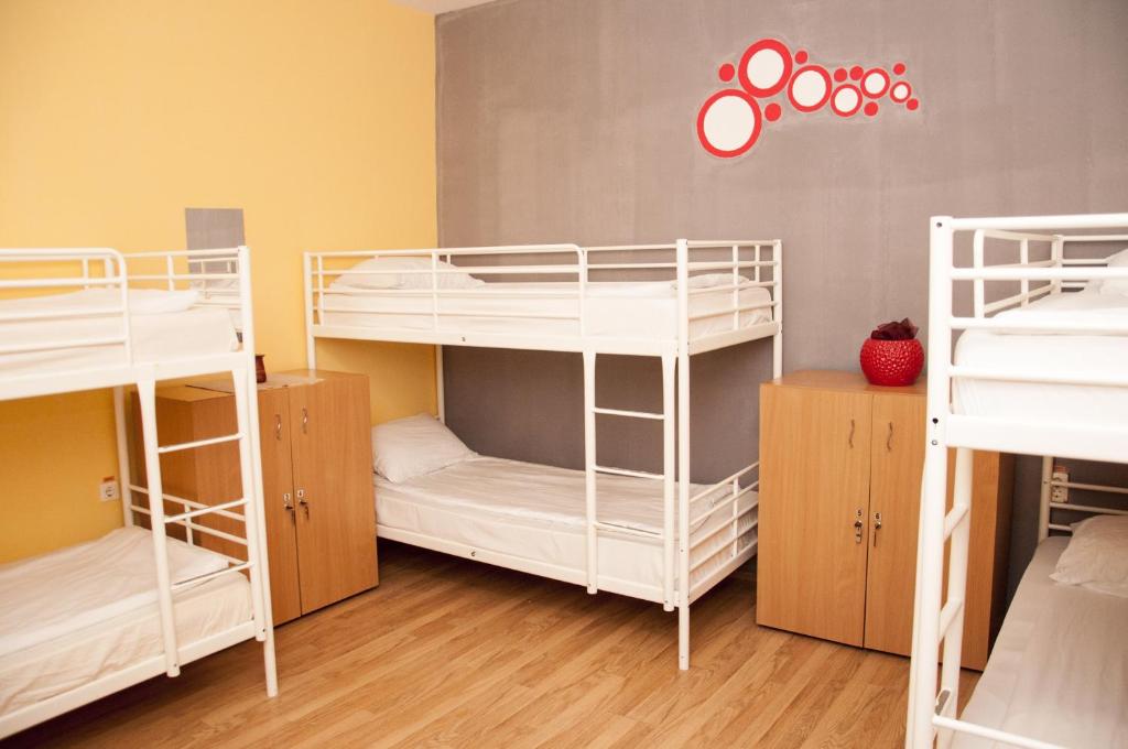 Номер (Кровать в общем 6-местном номере для мужчин и женщин с общей ванной комнатой) хостела JugendStube Hostel, Брашов