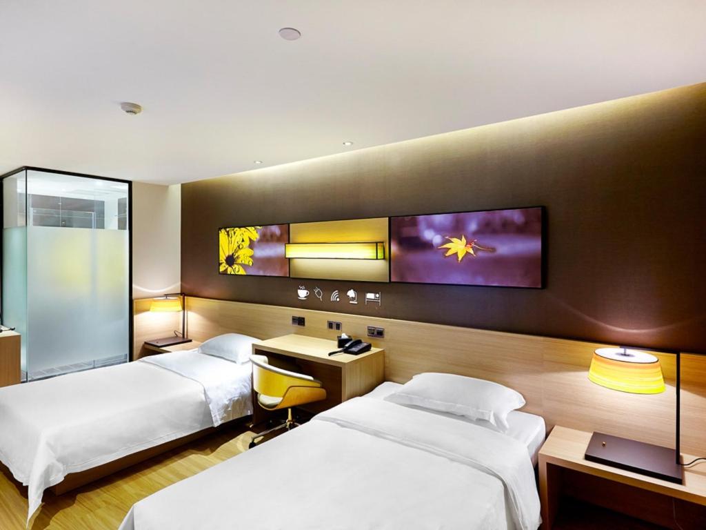Двухместный (Для граждан материковой части Китая — Стандартный двухместный номер с 2 отдельными кроватями) отеля 7Days Premium Chongqing Hongqihegou, Чунцин